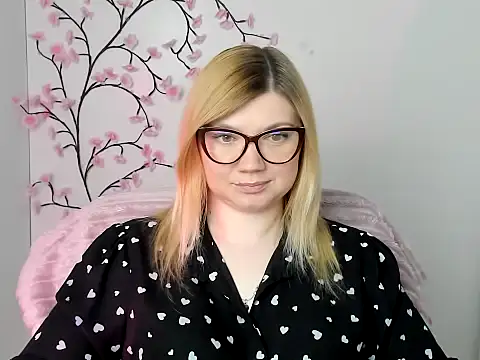 Snapshot of Lola_moree chatting on May 11, 11:49 am Lola moree online show from May 11, 11:49 am