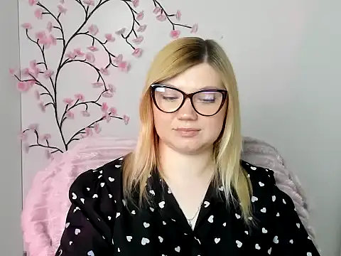 Snapshot of Lola_moree chatting on May 11, 2:45 pm Lola moree online show from May 11, 2:45 pm