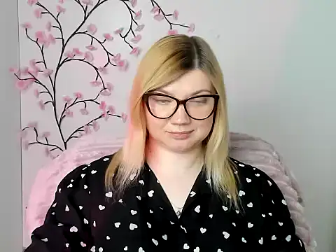 Snapshot of Lola_moree chatting on May 11, 4:04 pm Lola moree online show from May 11, 4:04 pm