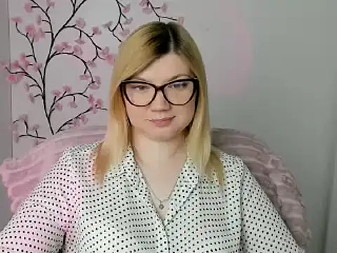 Snapshot of Lola_moree chatting on May 12, 12:02 pm Lola moree online show from May 12, 12:02 pm
