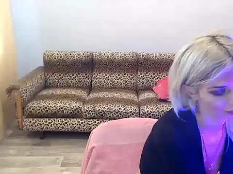 Snapshot of SexyBeatriice chatting on November 6, 7:20 am SexyBeatriice online show from November 6, 7:20 am