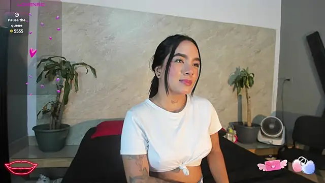 Snapshot of Estefy_gomez09 chatting on February 6, 8:13 pm Estefy gomez09 online show from February 6, 8:13 pm