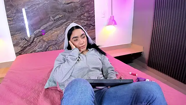 Snapshot of Estefy_gomez09 chatting on March 21, 9:45 am Estefy gomez09 online show from March 21, 9:45 am