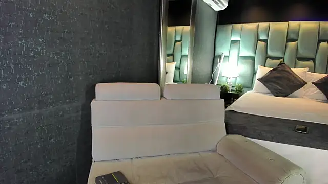Snapshot of AliDiaz_ chatting on June 10, 6:18 pm AliDiaz online show from June 10, 6:18 pm