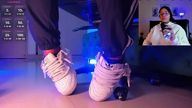 Snapshot of aleya_bliss chatting on November 25, 3:17 am aleya bliss online show from November 25, 3:17 am