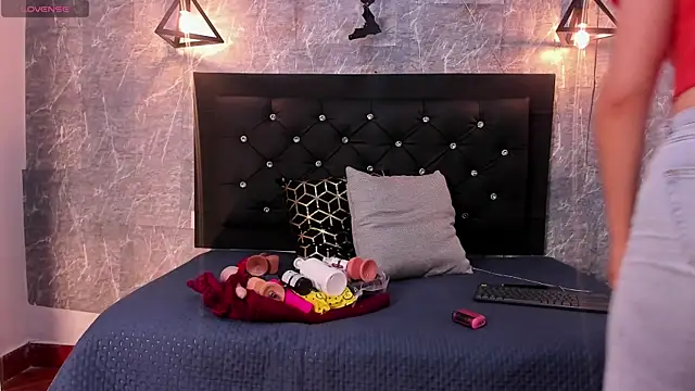 emberhodson online show from November 4, 11:31 am