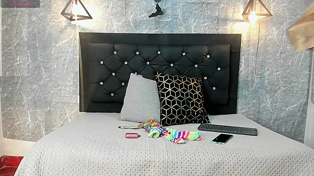 emberhodson online show from November 5, 12:38 pm