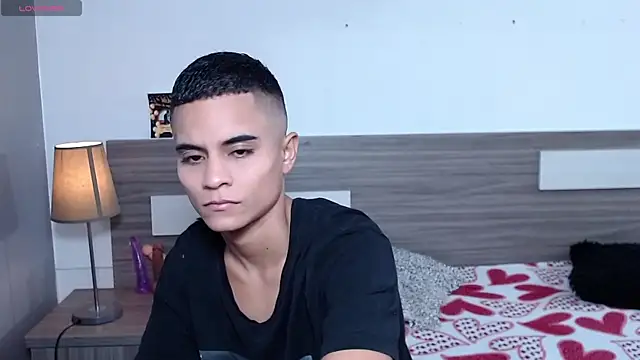 Liiamthompson online show from November 22, 9:19 am