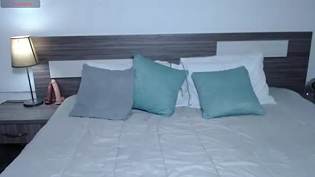 Liiamthompson online show from March 6, 7:10 pm