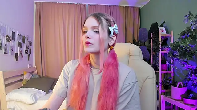 Gretchen Mol online show from January 11, 7:35 am