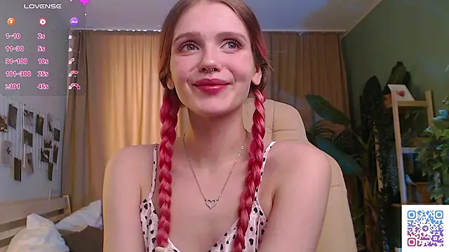 Gretchen Mol online show from March 11, 7:36 am