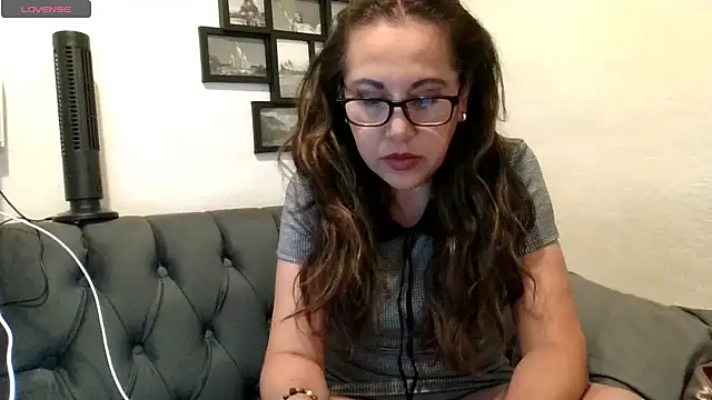 MirandaLatinaLovely online show from April 28, 3:11 am