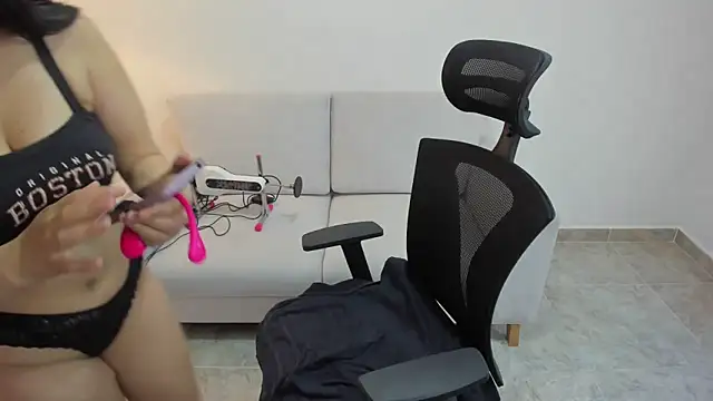 Nohemi louse online show from December 15, 8:35 pm