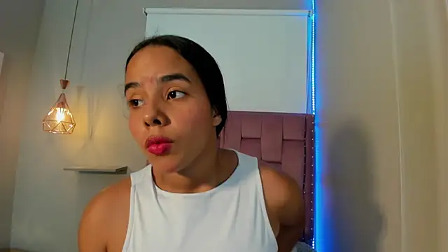 Snapshot of Roxy_Stonee chatting on May 19, 7:31 pm Roxy Stonee online show from May 19, 7:31 pm