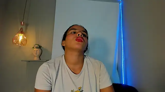 Snapshot of Roxy_Stonee chatting on May 30, 7:11 pm Roxy Stonee online show from May 30, 7:11 pm