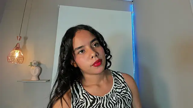 Snapshot of Roxy_Stonee chatting on June 4, 6:03 pm Roxy Stonee online show from June 4, 6:03 pm