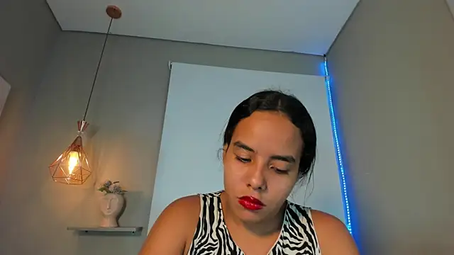 Snapshot of Roxy_Stonee chatting on June 22, 7:11 pm Roxy Stonee online show from June 22, 7:11 pm