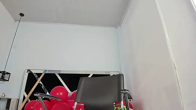 Snapshot of Annyrosee chatting on February 18, 8:03 pm Annyrosee online show from February 18, 8:03 pm