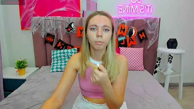 Snapshot of TessaAdorable chatting on October 29, 1:30 am TessaAdorable online show from October 29, 1:30 am