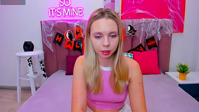 Snapshot of TessaAdorable chatting on October 30, 1:29 am TessaAdorable online show from October 30, 1:29 am