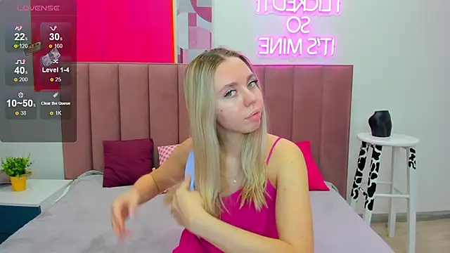 Snapshot of TessaAdorable chatting on November 23, 1:27 am TessaAdorable online show from November 23, 1:27 am