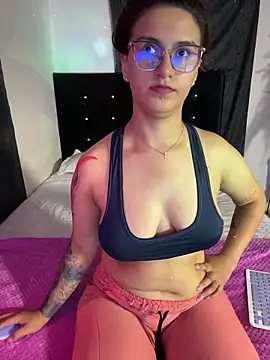 Emma Giraldo online show from June 18, 1:39 am