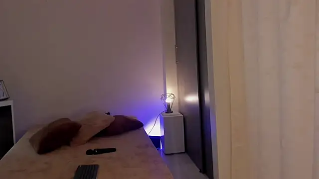 Snapshot of leahaltomm chatting on March 7, 8:44 pm leahaltomm online show from March 7, 8:44 pm