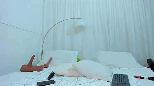Snapshot of TinaPutina chatting on May 5, 10:29 pm TinaPutina online show from May 5, 10:29 pm