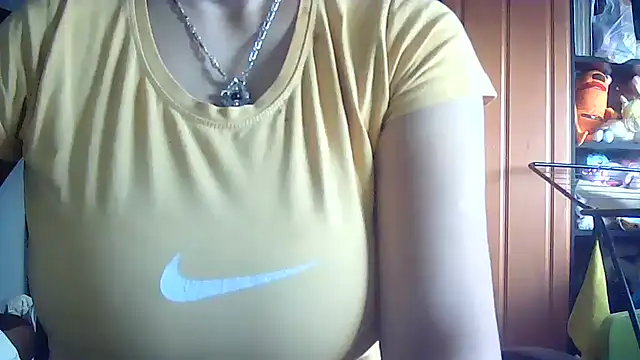 Snapshot of Cicamica12 chatting on November 19, 8:25 am Cicamica12 online show from November 19, 8:25 am