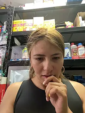 Snapshot of Andrea18_blonde chatting on June 9, 3:45 pm Andrea18 blonde online show from June 9, 3:45 pm