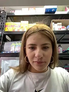 Snapshot of Andrea18_blonde chatting on June 10, 3:11 pm Andrea18 blonde online show from June 10, 3:11 pm