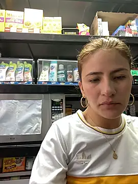 Snapshot of Andrea18_blonde chatting on June 17, 3:02 pm Andrea18 blonde online show from June 17, 3:02 pm