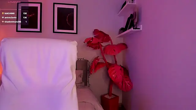 Gigi Strawberry online show from February 15, 8:02 am