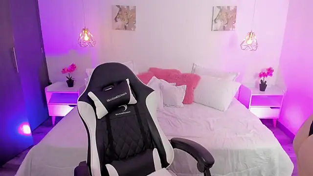 Snapshot of whiteatenea chatting on September 24, 1:20 am whiteatenea online show from September 24, 1:20 am