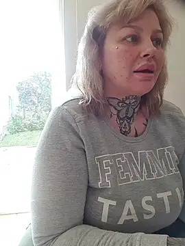 CannabisQueenn online show from March 11, 9:15 am