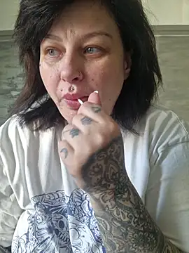 CannabisQueenn online show from April 28, 7:02 am