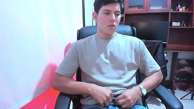 Snapshot of JamesCr_ chatting on February 5, 7:18 am JamesCr online show from February 5, 7:18 am