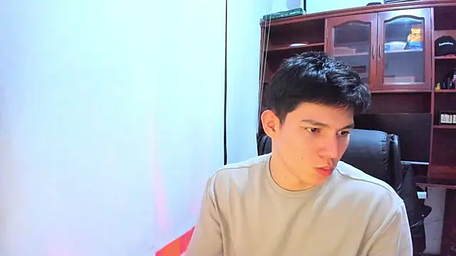 Snapshot of JamesCr_ chatting on February 5, 10:19 am JamesCr online show from February 5, 10:19 am