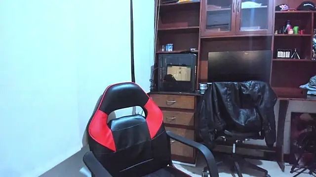 Snapshot of JamesCr_ chatting on February 8, 7:37 am JamesCr online show from February 8, 7:37 am