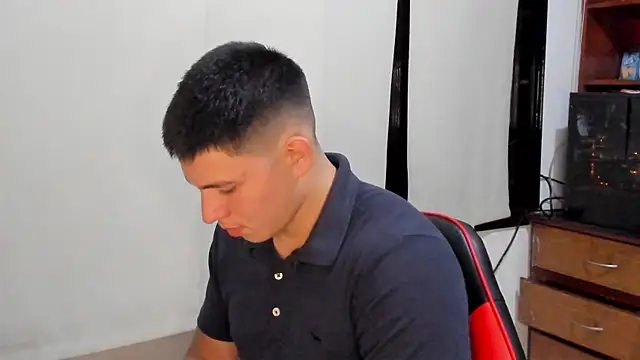 Snapshot of JamesCr_ chatting on February 11, 3:40 am JamesCr online show from February 11, 3:40 am