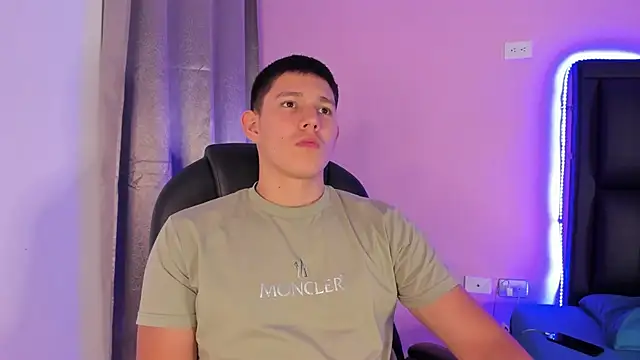 Snapshot of JamesCr_ chatting on February 23, 3:56 am JamesCr online show from February 23, 3:56 am