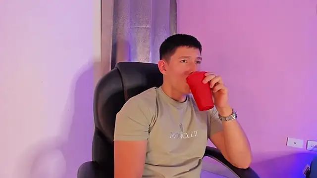 Snapshot of JamesCr_ chatting on February 23, 7:22 am JamesCr online show from February 23, 7:22 am