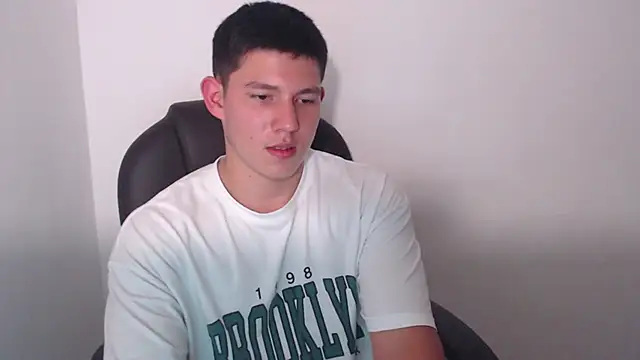 Snapshot of JamesCr_ chatting on February 26, 6:37 am JamesCr online show from February 26, 6:37 am