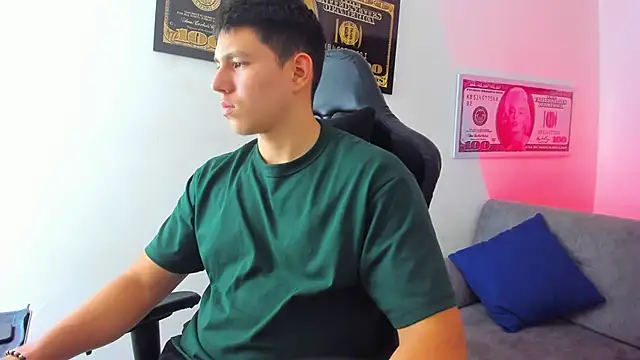 Snapshot of JamesCr_ chatting on March 5, 9:26 pm JamesCr online show from March 5, 9:26 pm