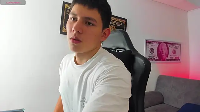 Snapshot of JamesCr_ chatting on March 8, 7:53 pm JamesCr online show from March 8, 7:53 pm