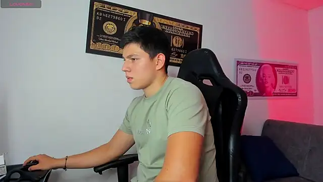 Snapshot of JamesCr_ chatting on March 19, 11:28 am JamesCr online show from March 19, 11:28 am