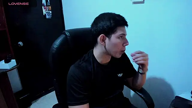 Snapshot of JamesCr_ chatting on March 21, 4:17 am JamesCr online show from March 21, 4:17 am