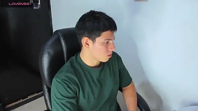 Snapshot of JamesCr_ chatting on March 23, 4:49 am JamesCr online show from March 23, 4:49 am