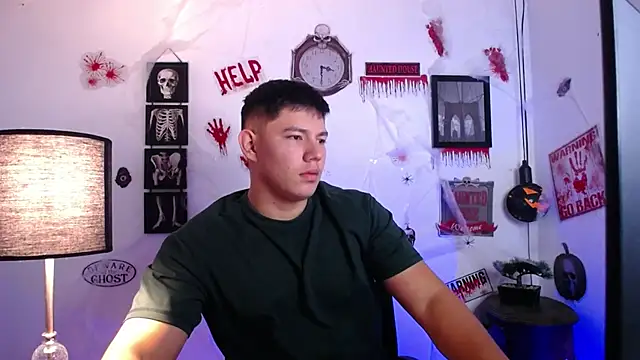 Snapshot of JamesCr_ chatting on October 31, 11:11 am JamesCr online show from October 31, 11:11 am