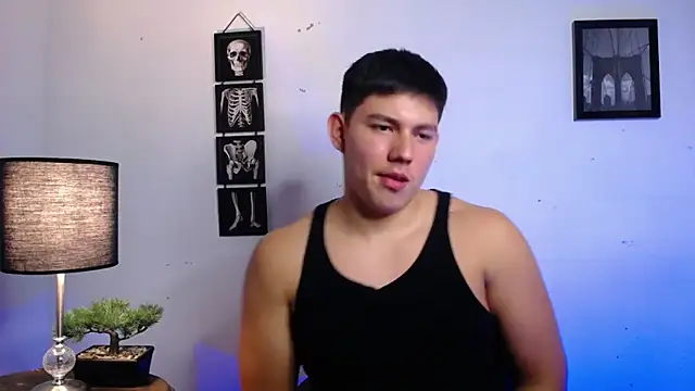 Snapshot of JamesCr_ chatting on November 7, 2:55 am JamesCr online show from November 7, 2:55 am